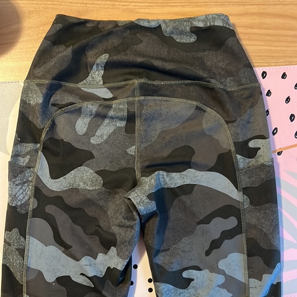 The North Face Small Green Camo Leggings with Pockets, Used-Good - Picture 4 of 9